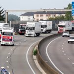 ECPL et R-Pass : 150 transporteurs du Grand Est mobilisés contre la double taxation deux-operations-escargot-contre-l-ecocontribution-poids-lourds-(ecpl)-et-le-r-pass-etaient-organisees-jeudi-matin-par-la-fntr-ici-a-la-hauteur-d-ostwald-photo-laurent-rea-1792086525 copie